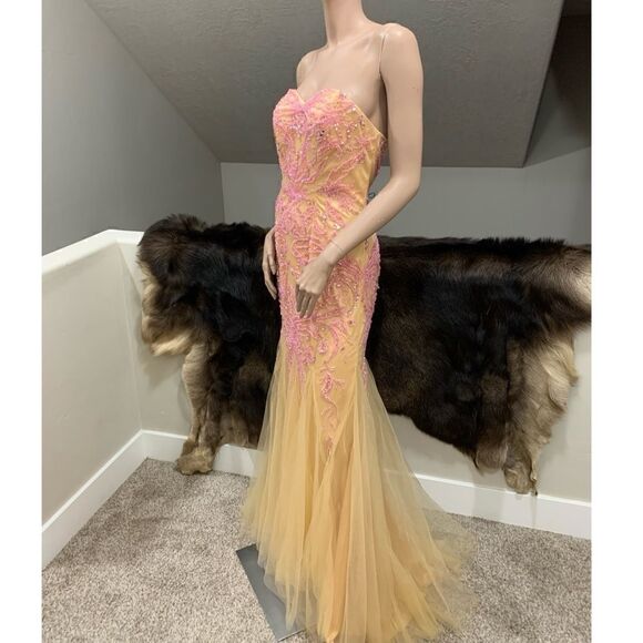 Elegant Strapless Embroidered Floral Lace & beading Fishtail Gown with Shawl - Picture 7 of 16